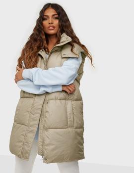 Chaleco beis largo con capucha tipo Puffer de ONLY