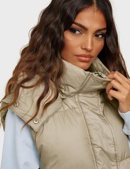 Chaleco beis largo con capucha tipo Puffer de ONLY