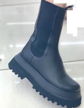 Bota de piel negra estilo Chelsea con plataforma