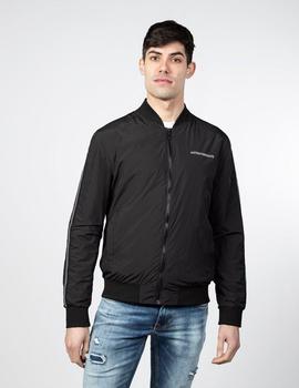 Bomber negra regular fit con logo y tape en contraste