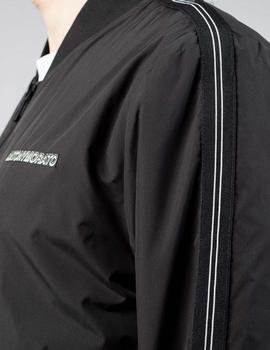 Bomber negra regular fit con logo y tape en contraste