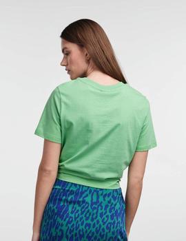 Camiseta verde anudada en cintura