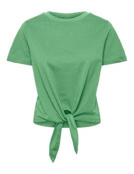 Camiseta verde anudada en cintura