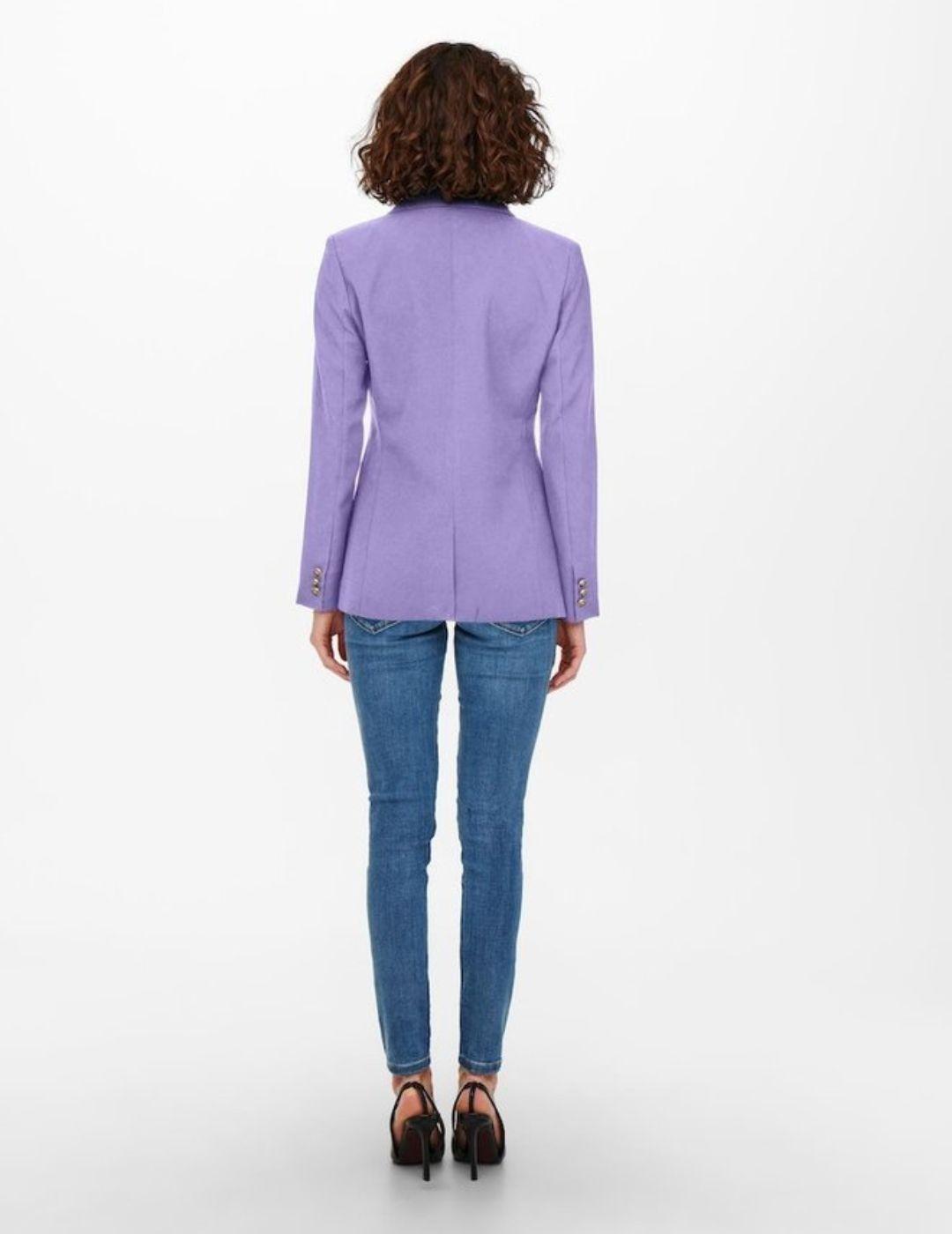Blazer ajustado con botones color violeta de Only