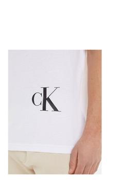 Camiseta blanca con monograma de Calvin Klein abajo