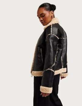 Chaqueta negro de cuello italiano forrada en borrego