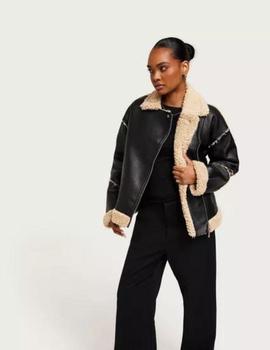 Chaqueta negro de cuello italiano forrada en borrego