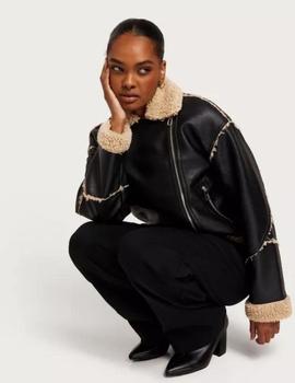 Chaqueta negro de cuello italiano forrada en borrego