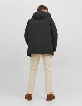 Parka negra con capucha en tejido técnico de Jack Jones
