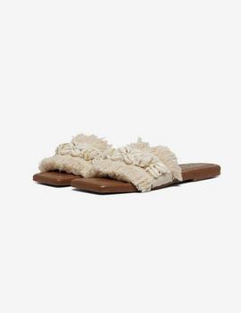 Sandalia plana color crema con flecos y conchas