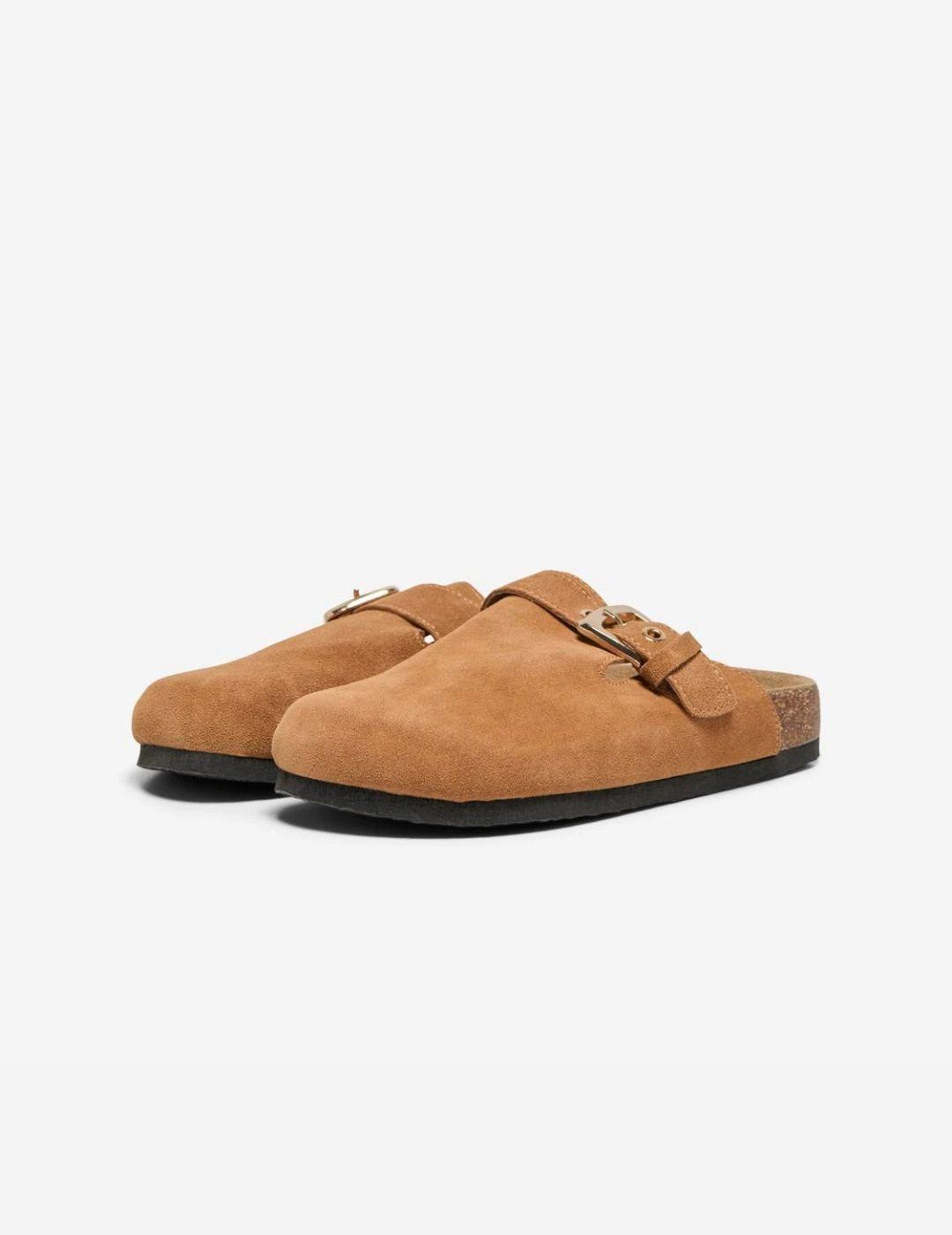 Zueco de piel con hebilla color camel ONLHUSTON