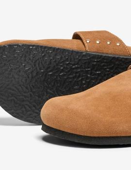 Zueco de piel con hebilla color camel ONLHUSTON